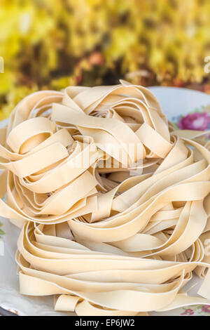 Trocknen Sie ungekocht Pappardelle Nudeln Nester in Essen Zutat Bild Stockfoto