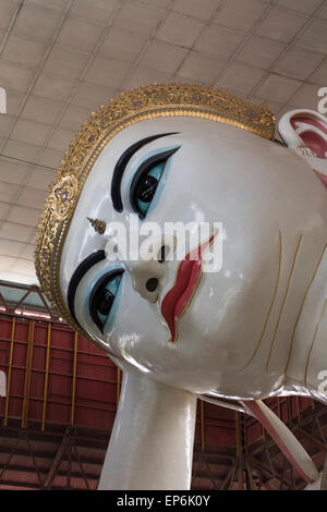 Myanmar (aka Burma), Yangon (aka Rangoon). Chauk Htat Kyi Pagode, 100 Jahre alten liegende Buddha-Statue 195 Füße lange 52 Fuss Stockfoto