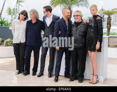 Cannes, Frankreich. 14. Mai 2015. Darsteller und Regisseur von "Mad Max - Fury Road", einschließlich Tom Hardy, Charlize Theron und Nicholas Holt und Regisseur George Miller beim Fototermin für "Mad Max - Fury Road" 68. Cannes Film Festival 2015 Palais Du Festival, Cannes, Frankreich 14. Mai 2015 Credit: James McCauley/Alamy Live News Stockfoto