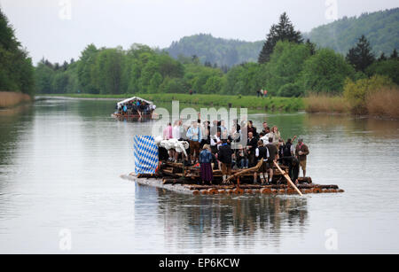 Eine Gruppe von Tagestouristen nehmen eine Floßfahrt auf der Isar in Strasslach, Deutschland, 14. Mai 2015. Foto: TOBIAS HASE/dpa Stockfoto