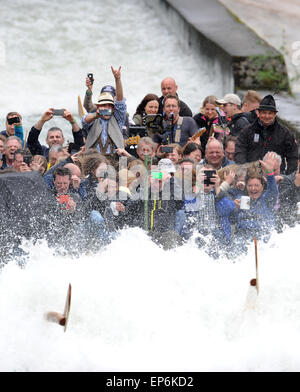 Eine Gruppe von Tagestouristen Talfahrt der Floß-Rutsche während einer Floßfahrt auf der Isar in Strasslach, Deutschland, 14. Mai 2015. Foto: TOBIAS HASE/dpa Stockfoto