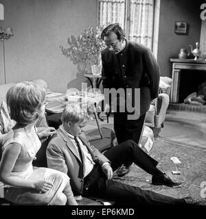 Szenenfoto aus Einem Fernsehspiel Mit Volker Lechtenbrink (Mitte); Deutschland 1964 Stockfoto