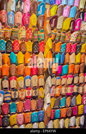 Schuhgeschäft. Babouches, bunten traditionelle marokkanische Hausschuhe. Marokko Stockfoto