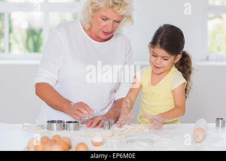 Enkelin und Großmutter Cookies gemeinsam vorbereiten Stockfoto