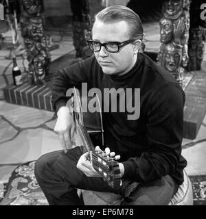 Deutscher Konzertgitarrist und Komponist Siegfried Behrend, Deutschland 1960er Jahre. Deutsche Konzert Gitarrist und Komponist S Stockfoto