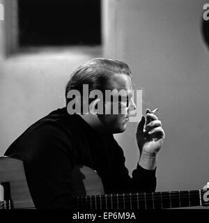 Deutscher Konzertgitarrist und Komponist Siegfried Behrend, Deutschland 1960er Jahre. Deutsche Konzert Gitarrist und Komponist S Stockfoto