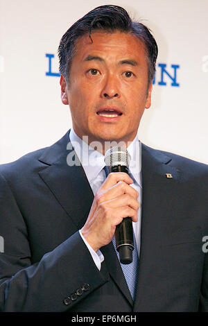 President und CEO von Lawson Inc., besucht Genichi Tamatsuka eine Pressekonferenz für den Start seiner Sommer-Lineup von 10 neuen mobilen Geräten am 13. Mai 2015, Tokio, Japan. Präsident und CEO von NTT DOCOMO Inc., Kaoru Kato ihrer neuen Linie von Smartphones, einschließlich einer Welt eines ersten mit Iris-Erkennung für erste biometrische Authentifizierung (Pfeile NX-F - 04G) und drei Modelle mit Fingerabdruckerkennung. DOCOMO kündigte auch eine Allianz mit dem Convenience-Store-Franchise Lawson, Inc., die Rabatte und andere Vorteile für DOCOMO-Kunden über die Lawson-app vorinstalliert in t erbringt Stockfoto