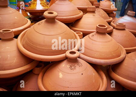 Tajine, traditionellen Tontopf mit Gemüse mit Fleisch (Tajine) vorzubereiten. Marokko Stockfoto