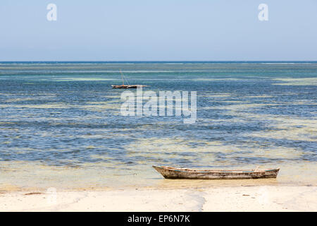 Alte hölzerne arabischen Dhau im Ozean Stockfoto