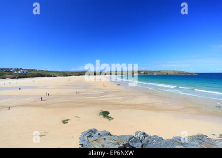 Blick entlang des Strandes in Harlyn Bay auf der Nordküste von Cornwall in England. Stockfoto