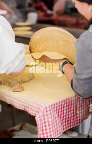 Womans machen Talos, findet Tortilla als Txistorra in Santo Tomas Fair hüllt jedes Jahr am 21. Dezember im Baskenland Stockfoto