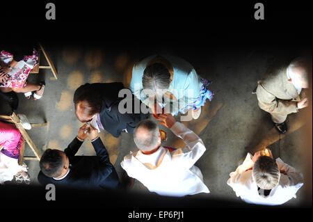 Heilige Kommunion bei einer Hochzeit in Trinity Buoy wharf, London, England, uk, Großbritannien. Stockfoto