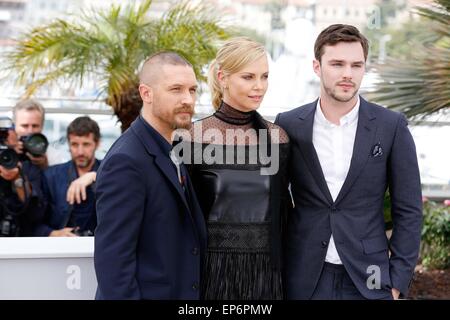 Cannes, Ca, Frankreich. 14. Mai 2015. (L-R) Tom Hardy Charlize Theron Nicholas Hould.photo Anruf "Mad Max - Fury Road". Cannes Film Festival 2015.Cannes, France.May 14, 2015. Bildnachweis: Roger Harvey/Globe Fotos/ZUMA Draht/Alamy Live-Nachrichten Stockfoto