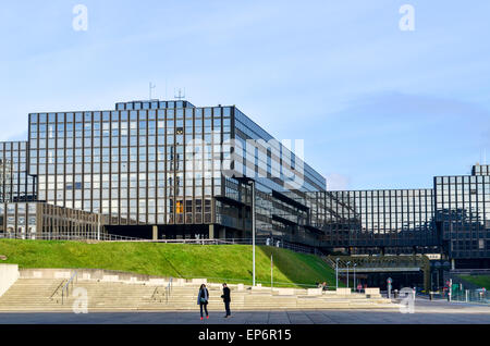 Touristen bei der Europäischen Kommission (Bâtiment Jean Monnet) im Europaviertel, Kirchberg, Luxemburg Stockfoto