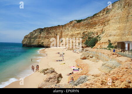 Suche entlang der feine Sandstrand von Vale de Centeanes die von hohen Klippen gesichert ist. Stockfoto