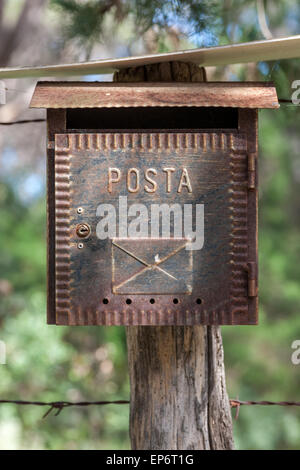 Land-Briefkasten an der Wand in Italien Stockfoto