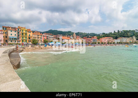 Lerici, Italien - 29. Juni 2014: Einheimische und Touristen genießen Sie San Terenzo Strand und Stadt in Lerici, Italien. Lerici befindet sich in La Sp Stockfoto