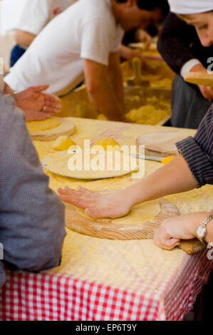 Womans machen Talos, findet Tortilla als Txistorra in Santo Tomas Fair hüllt jedes Jahr am 21. Dezember im Baskenland Stockfoto