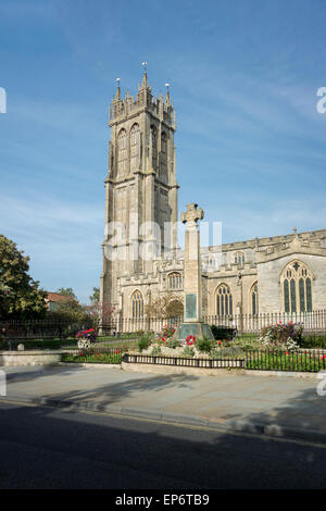 Keltisches Kreuz Denkmal vor Saint John the Baptist Church, Glastonbury, Somerset, Großbritannien Stockfoto