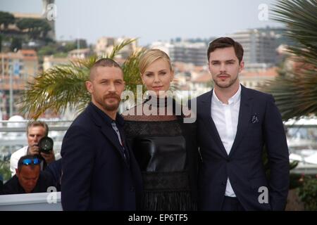 Cannes, Frankreich. 14. Mai 2015. Schauspieler Tom Hardy (l-R), Charlize Theron und Nicholas Hoult besuchen den Fototermin von Mad Max: Fury Road während der 68. Annual Cannes Film Festival im Palais des Festivals in Cannes, Frankreich, am 14. Mai 2015. Bildnachweis: Dpa picture Alliance/Alamy Live News Stockfoto