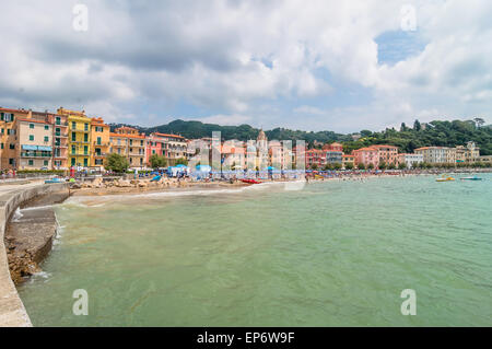 Lerici, Italien - 29. Juni 2014: Einheimische und Touristen genießen Sie San Terenzo Strand und Stadt in Lerici, Italien. Lerici befindet sich in La Sp Stockfoto