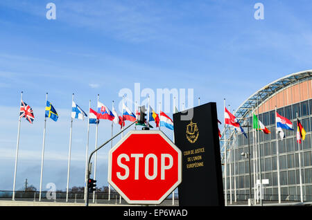 Stop-Schild vor dem Eingang des Gerichtshofs der Europäischen Union, im Europäischen Viertel, Kirchberg, Luxemburg Stockfoto