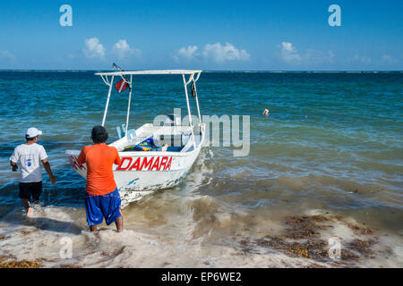 Angelboot/Fischerboot, Karibik Küste in Puerto Morelos, Riviera Maya, Halbinsel Yucatan, Quintana Roo Zustand, Mexiko Stockfoto