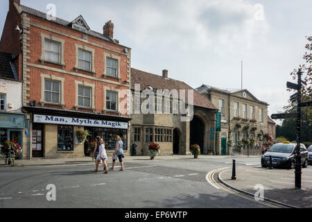 Magdalene Street, zeigt Abtei Eingang und Rathaus, Glastonbury, UK Stockfoto