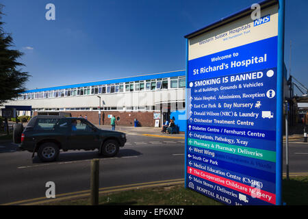 Eingang und Richtung Schild am St Richards Krankenhaus Chichester West Sussex Krankenhäuser Stockfoto