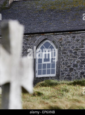 Kapelle mit Keltenkreuz im Vordergrund Barnoon Friedhof St Ives Cornwall England Europa im Fokus Stockfoto