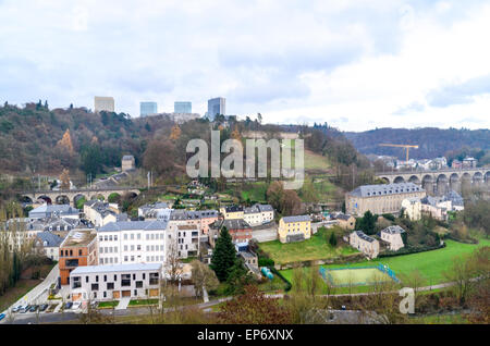 Kirchberg, das Europäische Viertel von Luxemburg und seinen Wolkenkratzern (Gerichtshof) über das Tal von Ville Haute gesehen Stockfoto