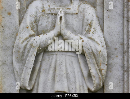 Weibliche Gewandfigur mit Hände im Gebet auf einem Grab in Barnoon Friedhof St Ives Cornwall England Europa Stockfoto