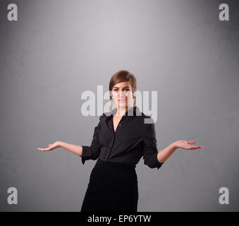 schöne junge Dame Jonglieren mit Textfreiraum Stockfoto