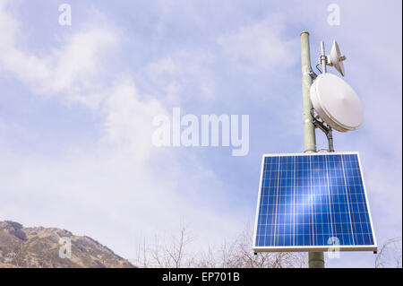 Kleinen Antennenverstärker mit Solar-Panel, in den Bergen Stockfoto