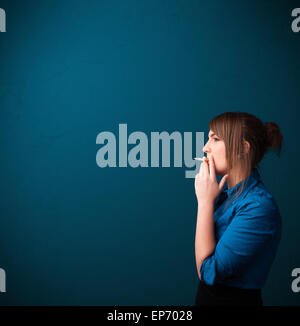 Schöne Frau, die raucht Zigarette Vith Textfreiraum Stockfoto