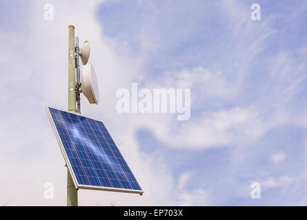 Kleinen Antennenverstärker mit Solar-Panel, in den Bergen Stockfoto