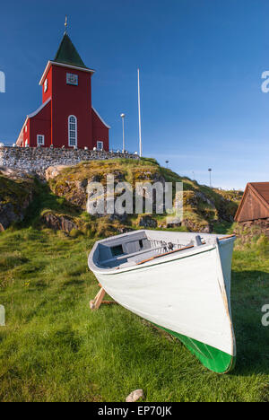 Kleines Fischerboot vor der neuen Kirche in Sisimiut, westlichen Grönland während der Sommersaison. Herrlich sonnigen Tag genommen Stockfoto