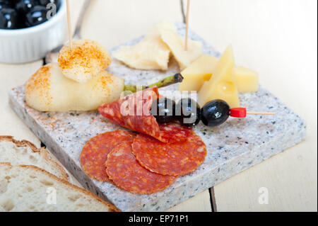 Aufschnitt Sortiment Käse Salami und frische Birnen Stockfoto