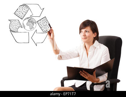 Junge Frau zeichnen Recycling Globus auf whiteboard Stockfoto