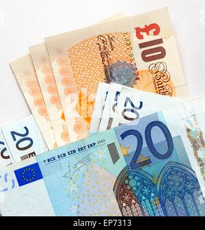 Einer britischen 10-Pfund-Note und einen 20-Euro-Schein Stockfoto