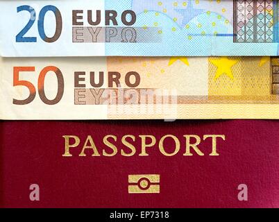 Einen britischen Pass, 20 und 50-Euro-Banknoten Stockfoto