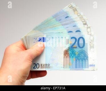 20 Euro-Banknoten wird Hand-held auf einem weißen Hintergrund Stockfoto