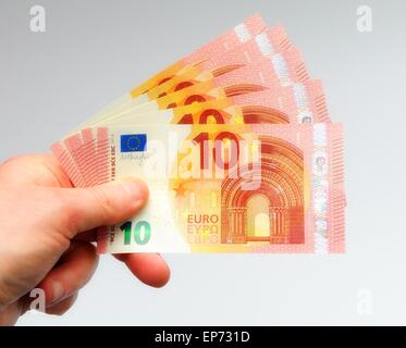 10 Euro-Banknoten wird Hand-held auf einem weißen Hintergrund Stockfoto