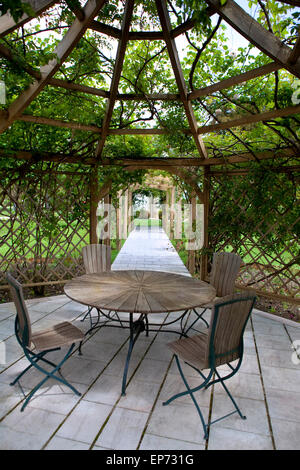 Pergola aus Holz und Rosengarten auf dem Lande Stockfoto