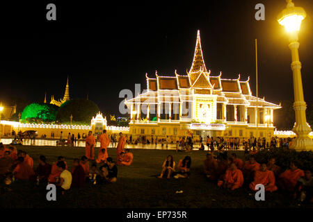 Phnom Penh, Kambodscha. 14. Mai 2015. Menschen flanieren vor dem Königspalast in Phnom Penh, Kambodscha, 14. Mai 2015. Feuerwerk schossen in den Himmel über dem Tonle Sap Fluss vor dem Königspalast in Phnom Penh am Donnerstagabend zum 62. Geburtstag des kambodschanischen Königs Norodom Sihamoni. Bildnachweis: Sovannara/Xinhua/Alamy Live-Nachrichten Stockfoto