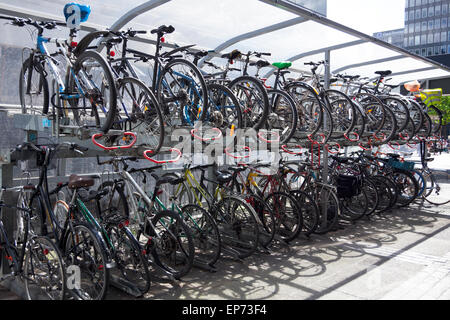 Zwei Ebene Fahrrad-Parken an der Euston Station, London, England Stockfoto