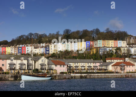 Blick auf die bunten Reihenhäuser aus baltischen Wharf Marina über Floating Harbour, Bristol, UK Stockfoto