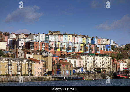 Blick auf die bunten Reihenhäuser aus baltischen Wharf Marina über Floating Harbour, Bristol, UK Stockfoto
