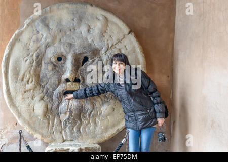 Touristischen Mädchen am Bocca della Verita, ist ein Bild, geschnitzt aus Pavonazzo Marmor, der eine Mann-wie Gesicht, befindet sich in der Vorhalle von der Stockfoto