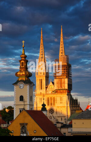 Kathedrale von Zagreb bei Sonnenuntergang mit schönen Wolken Stockfoto